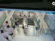 視頻:女子被攪入手扶電梯身亡 太慘了!