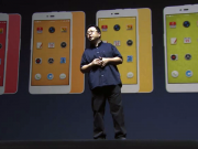 羅永浩在“史上最傷感發(fā)布會(huì)”上發(fā)布錘子千元情懷手機(jī)“堅(jiān)果”