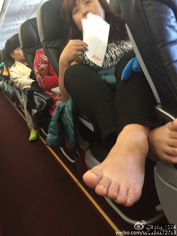 大媽國際航班上脫鞋涼腳 航空公司:不違規 但沒素質