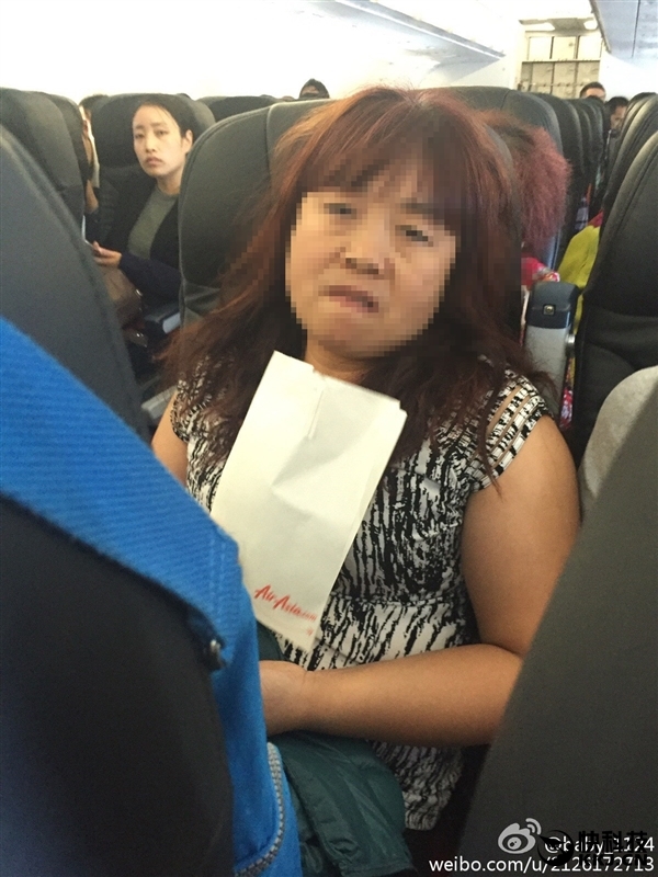 大媽國際航班上脫鞋涼腳 航空公司:不違規 但沒素質