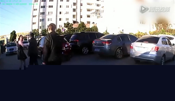 這掌力！實拍路怒女司機一掌扇翻男司機