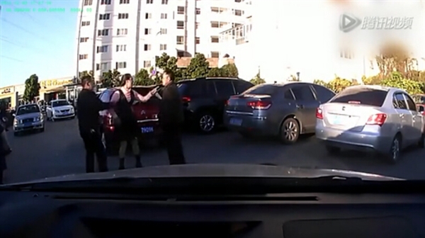 這掌力！實拍路怒女司機一掌扇翻男司機