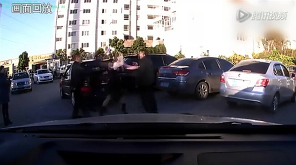 這掌力！實拍路怒女司機一掌扇翻男司機