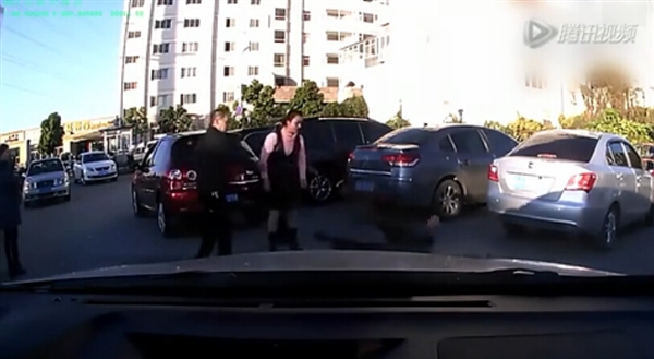 這掌力！實拍路怒女司機一掌扇翻男司機