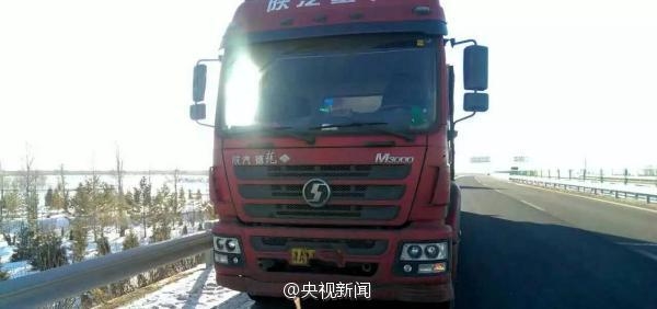 貨車高速跑丟輪胎 網(wǎng)友:輪胎內(nèi)心崩潰