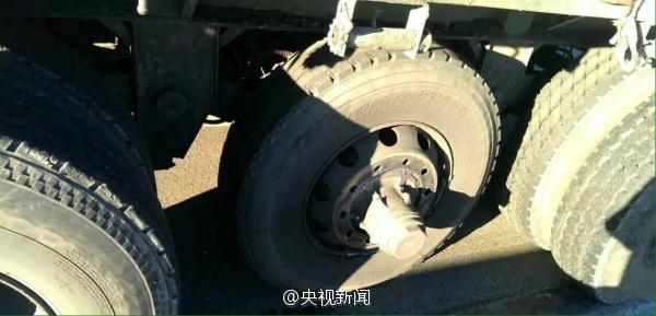 貨車高速跑丟輪胎 網(wǎng)友:輪胎內(nèi)心崩潰