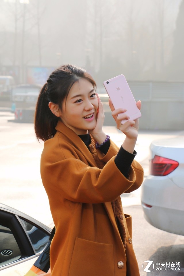 夠快！蘭博基尼載美女送vivo X6Plus  