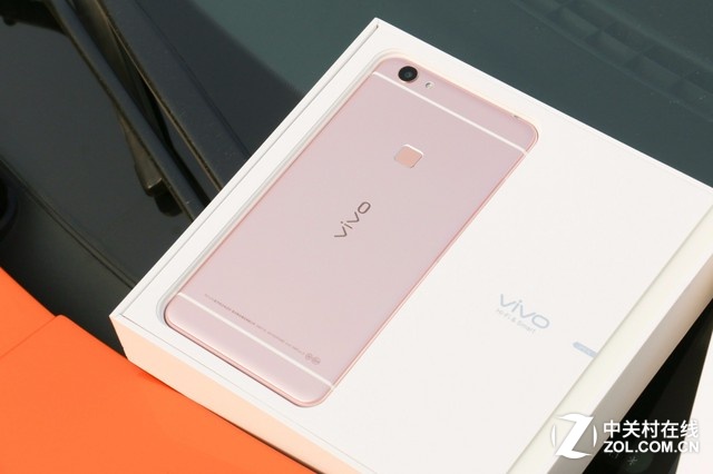 夠快！蘭博基尼載美女送vivo X6Plus  