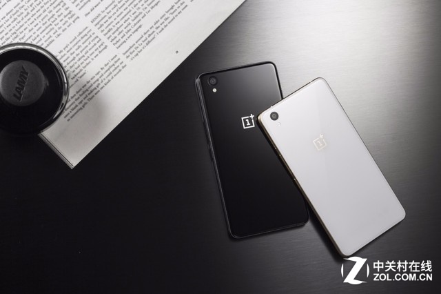 10月29日發布的一加手機X搭載高通驍龍801處理器+2GB RAM，提供16GB ROM，擁有5英寸AMOLED顯示屏，前置800萬像素攝像頭，后置1300萬像素攝像頭，售價1499元。