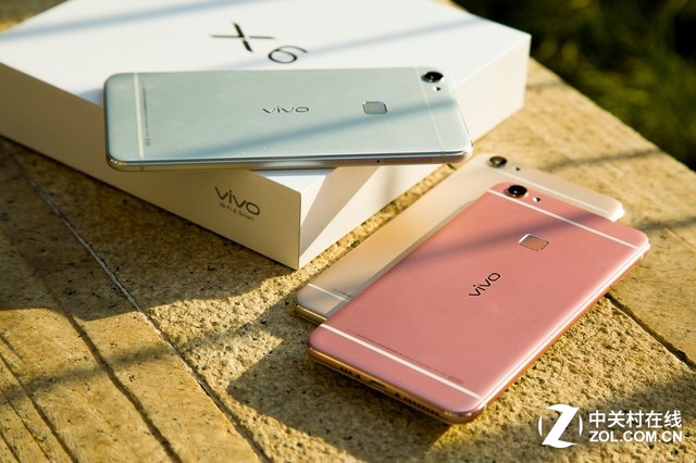 功能上，夠快才暢快vivo X6搭載了vivo基于Android 5.1深度定制開發(fā)的Funtouch OS 2.5<a href=/pc/system/ target=_blank class=infotextkey>系統(tǒng)</a>，擁有人性化進(jìn)程管理、改進(jìn)的ART虛擬機(jī)機(jī)制、根據(jù)使用場景自動(dòng)調(diào)節(jié)<a href=/tags/137-0.html target=_blank class=infotextkey>CPU</a>運(yùn)行模式的CPU場景識(shí)別系統(tǒng)、可以使程序開啟速度提升20%的快速響應(yīng)機(jī)制等等，不但讓系統(tǒng)自帶程序的<a href=/tags/2778-0.html target=_blank class=infotextkey>內(nèi)存</a>占用降低了25%以上，還擁有超過三十項(xiàng)的流暢性優(yōu)化。