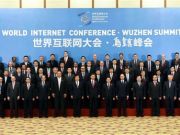 烏鎮(zhèn)現(xiàn)神秘“紅衣女子”大佬競相與其合影？