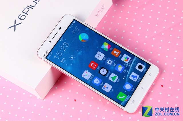vivo X6Plus在采用64位8核處理器+4GB超大運存的同時，搭載了5.7英寸的超大屏幕，同時還內(nèi)置了64GB超大的存儲容量，并同樣支持最大128GB的內(nèi)存卡拓展，vivo X6Plus還將電池容量升級到3000毫安的超大電池，配合雙引擎閃充功能讓續(xù)航更加長久，充電更加方便。vivo X6Plus和X6一樣，采用了2.5D弧面玻璃配合金屬占比達到業(yè)內(nèi)最高的98.3%的一體化機身。
