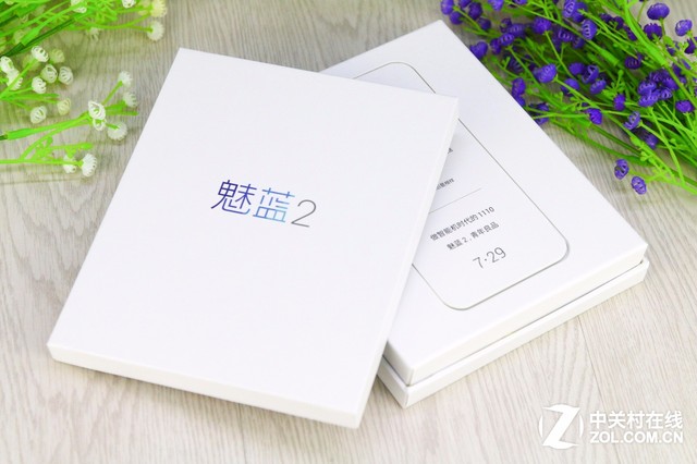 7月29日魅族魅藍(lán)2發(fā)布會(huì)前不久，我們收到了本次發(fā)布會(huì)邀請(qǐng)函，邀請(qǐng)函包裝盒為印有“魅藍(lán)2”的正方形白色包裝盒，盒內(nèi)附有一張邀請(qǐng)及一部<a href=/tags/209-0.html target=_blank class=infotextkey>諾基亞</a>1110手機(jī)。