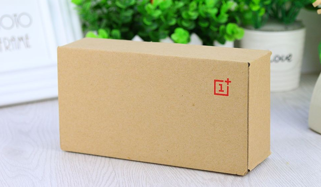 一加于7月28日在北京奧雅會(huì)展中心舉行新品發(fā)布會(huì)，正式發(fā)布了一加手機(jī)2代，而發(fā)布會(huì)邀請(qǐng)函中的四個(gè)小木塊也提前向人們暗示了，一加手機(jī)2代的木質(zhì)后殼。