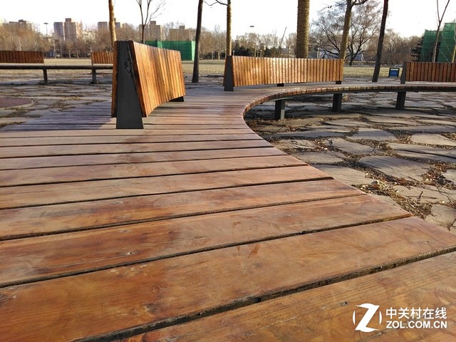 今天的室外溫度到了零下4、5度左右，公園里的長(zhǎng)椅上都沒(méi)有人歇息了。