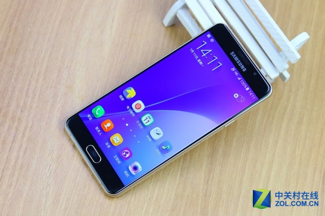 三星Galaxy A7 2016版搭載了5.5英寸1080P分辨率屏幕，采用Super AMOLED材質(zhì)，機身表面為玻璃+金屬的材質(zhì)，并配備了指紋識別功能。在硬件配置上采用的高通驍龍615八核64位處理器，配以3GB內(nèi)存，整機性能更上一個臺階，帶來震撼的視覺體驗。在拍照方面配備了1300萬像素主攝像頭和500萬像素主攝像頭，均采用F1.9大光圈，支持OIS光學(xué)防抖。