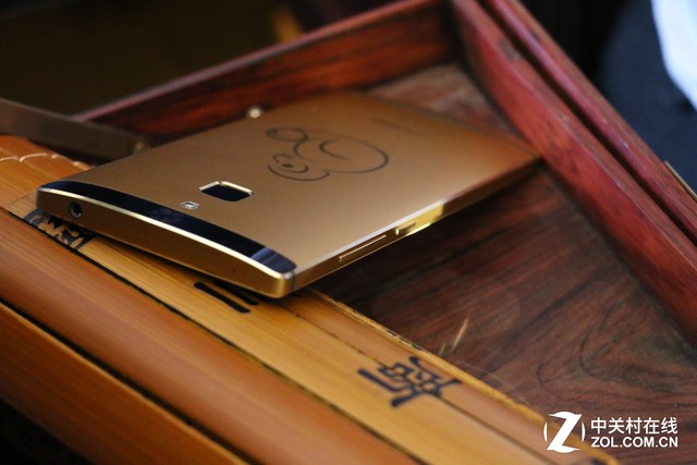 售價12888元 青蔥metal 黃金版手機發(fā)布 