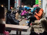 穿越大半個村蹭網！ 移動互聯網時代年輕人是主力軍