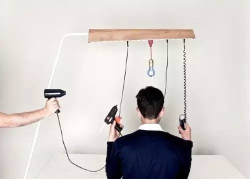 德國設計團隊45Kilo設計了類似落地燈的架子,提供兩排<a href=/tags/4114-0.html target=_blank class=infotextkey>電源</a>線,可以整齊地掛上各種燈,也可以把家里所有的工具設備都連上去。(圖源:wowdsgn)