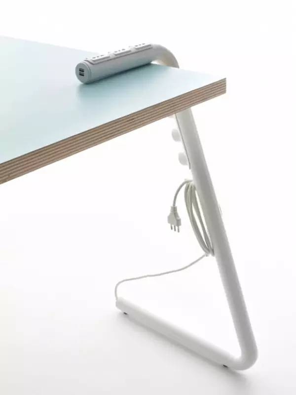 Mandalaki Table :Mandalak設計工作室設計了這款長在桌子腿上的插座,或者說是腿上帶了插座的桌子,把桌子腿“拉長”到桌面上,多出來的一截上裝有多個電源插座。