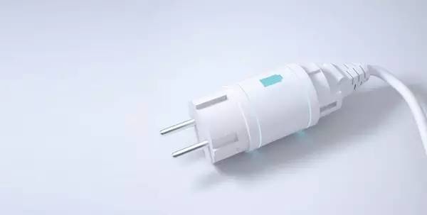 設計師 Myung-gyu Kim 把 UPS 直接和電源插頭做到一起,在斷電后仍能提供10分鐘的應急時間。