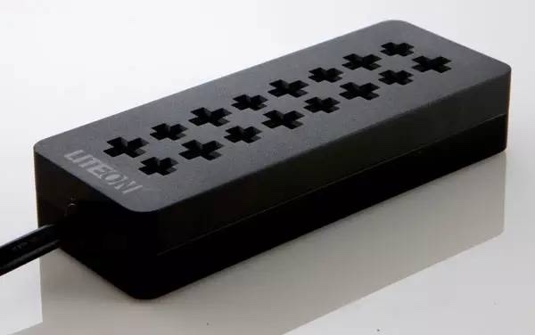 設計師 Hung Wang 設計的名為 Cross Power Strip 的插座,它將火線、零線通過大小十字插口標示出來,等距孔位交錯排列,讓插頭可以自由變換方向。