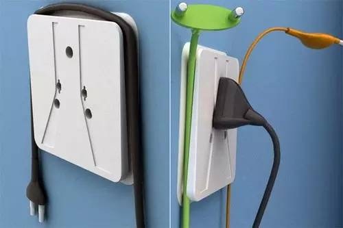 LOL by Devraj Bhadra:兩個凹槽當中就是插孔,只靠摸索也能把插頭的兩級跟隨著凹槽而最終插入到插孔當中,插座周圍設計出了一圈凹槽,晚上連燈都懶得開的小伙伴,這款插座真是再適合你不過了。