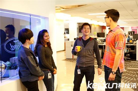 福特自動駕駛汽車秒變電影院:撩妹必備神器!