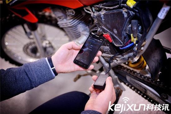 福特自動駕駛汽車秒變電影院:撩妹必備神器!