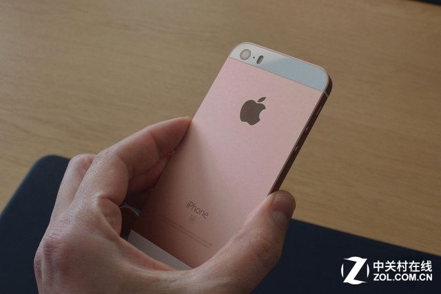 玫瑰金是讓別人一眼認(rèn)出iPhone SE的重要依據(jù)，買什么顏色秒懂了吧。