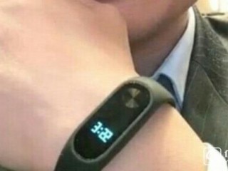 小米手環(huán)二代實(shí)物大曝光:真的有LED顯示屏