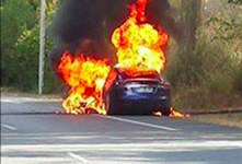 特斯拉電動(dòng)汽車(chē)起火自燃! 事件詳細(xì)報(bào)道