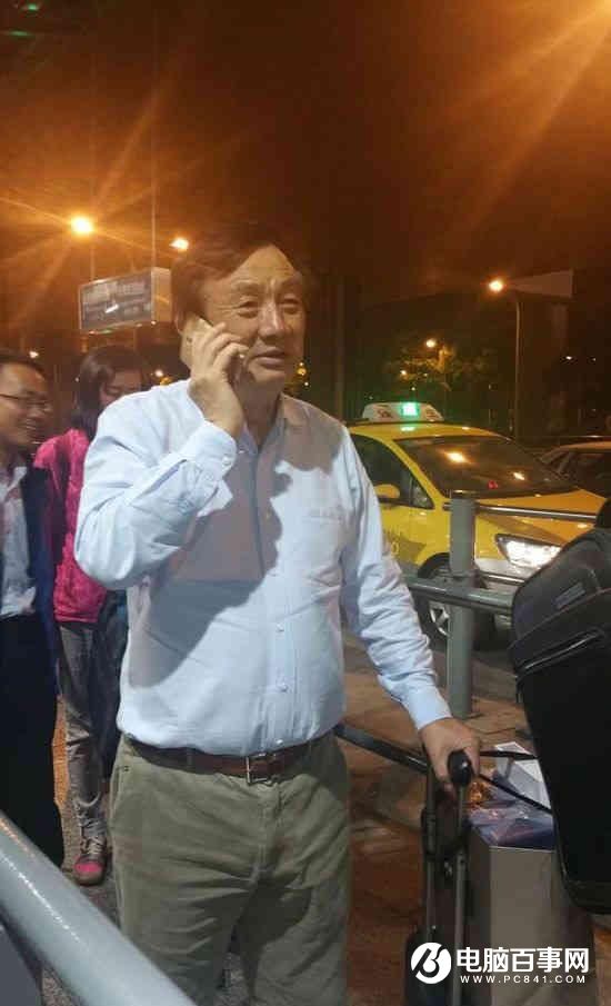 低調！華為創始人任正非自己提行李擠車廂