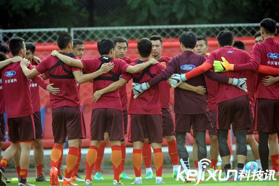 國足沈陽備戰下場同伊朗比賽 隊員訓練身上所穿內衣是什么？