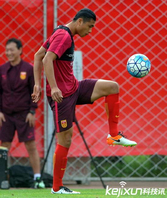 國足沈陽備戰下場同伊朗比賽 隊員訓練身上所穿內衣是什么？