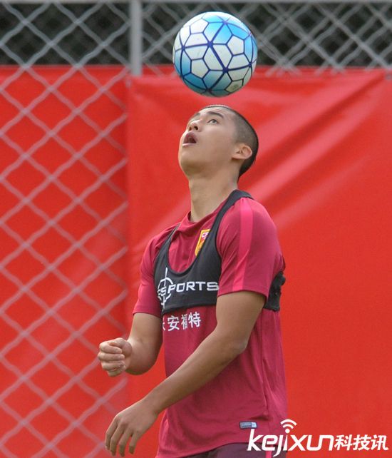 國足沈陽備戰(zhàn)下場同伊朗比賽 隊(duì)員訓(xùn)練身上所穿內(nèi)衣是什么？