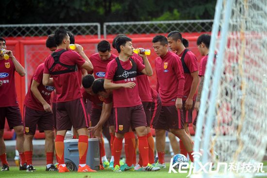 國足沈陽備戰(zhàn)下場同伊朗比賽 隊(duì)員訓(xùn)練身上所穿內(nèi)衣是什么？