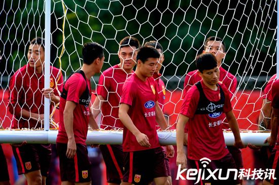 國足沈陽備戰(zhàn)下場同伊朗比賽 隊(duì)員訓(xùn)練身上所穿內(nèi)衣是什么?