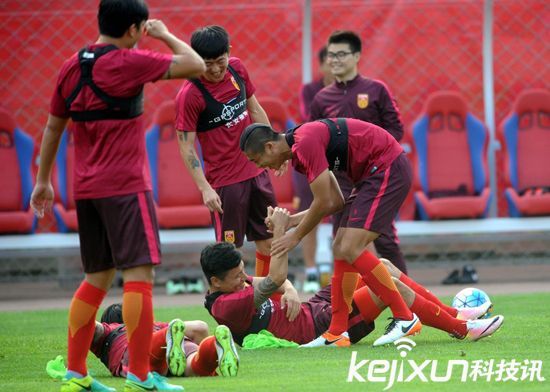 國足沈陽備戰(zhàn)下場同伊朗比賽 隊(duì)員訓(xùn)練身上所穿內(nèi)衣是什么?