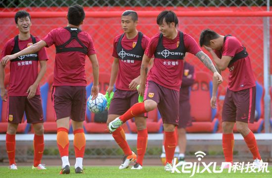 國(guó)足沈陽備戰(zhàn)下場(chǎng)同伊朗比賽 隊(duì)員訓(xùn)練身上所穿內(nèi)衣是什么?