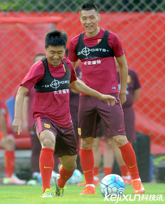 國(guó)足沈陽(yáng)備戰(zhàn)下場(chǎng)同伊朗比賽 隊(duì)員訓(xùn)練身上所穿內(nèi)衣是什么?