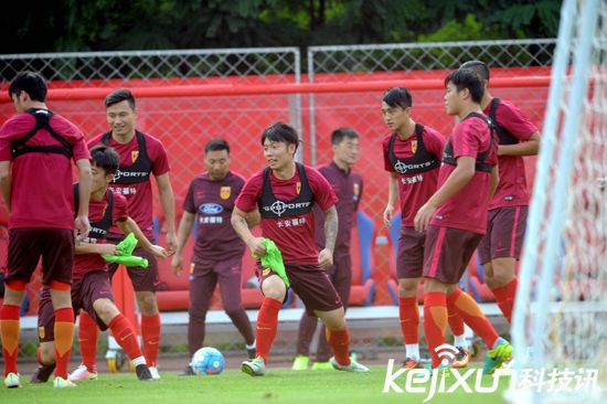 國(guó)足沈陽(yáng)備戰(zhàn)下場(chǎng)同伊朗比賽 隊(duì)員訓(xùn)練身上所穿內(nèi)衣是什么?