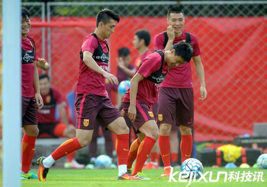 國足沈陽備戰(zhàn)下場同伊朗比賽 隊員訓(xùn)練身上所穿內(nèi)衣是什么？