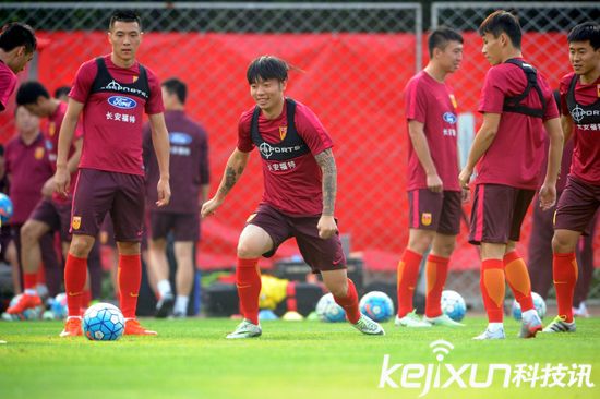 國足沈陽備戰(zhàn)下場同伊朗比賽 隊員訓(xùn)練身上所穿內(nèi)衣是什么？