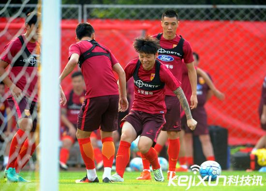 國足沈陽備戰下場同伊朗比賽 隊員訓練身上所穿內衣是什么?