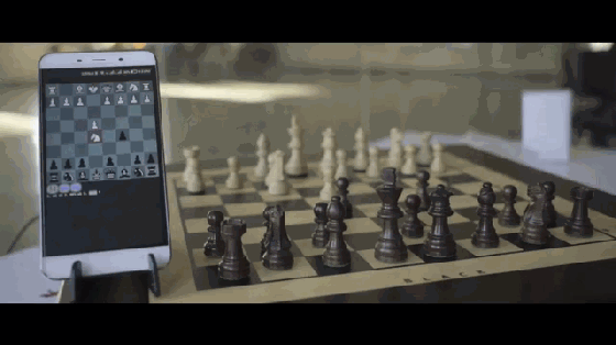 這棋盤有哈利的魔法？隔著地球也能對戰(zhàn)下棋