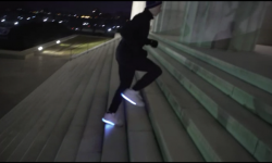 夜跑不炫酷怎么行!這雙會發光的跑鞋讓你炫起來