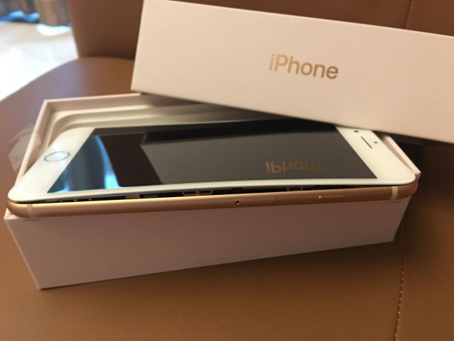 iPhone8“爆裂”事件不斷 美國再現(xiàn)兩例iPhone8手機(jī)面板開裂